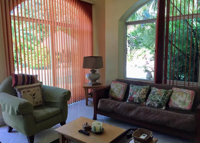 Casa Beard, Spacious Guest House With High Speed Wifi & Pool.